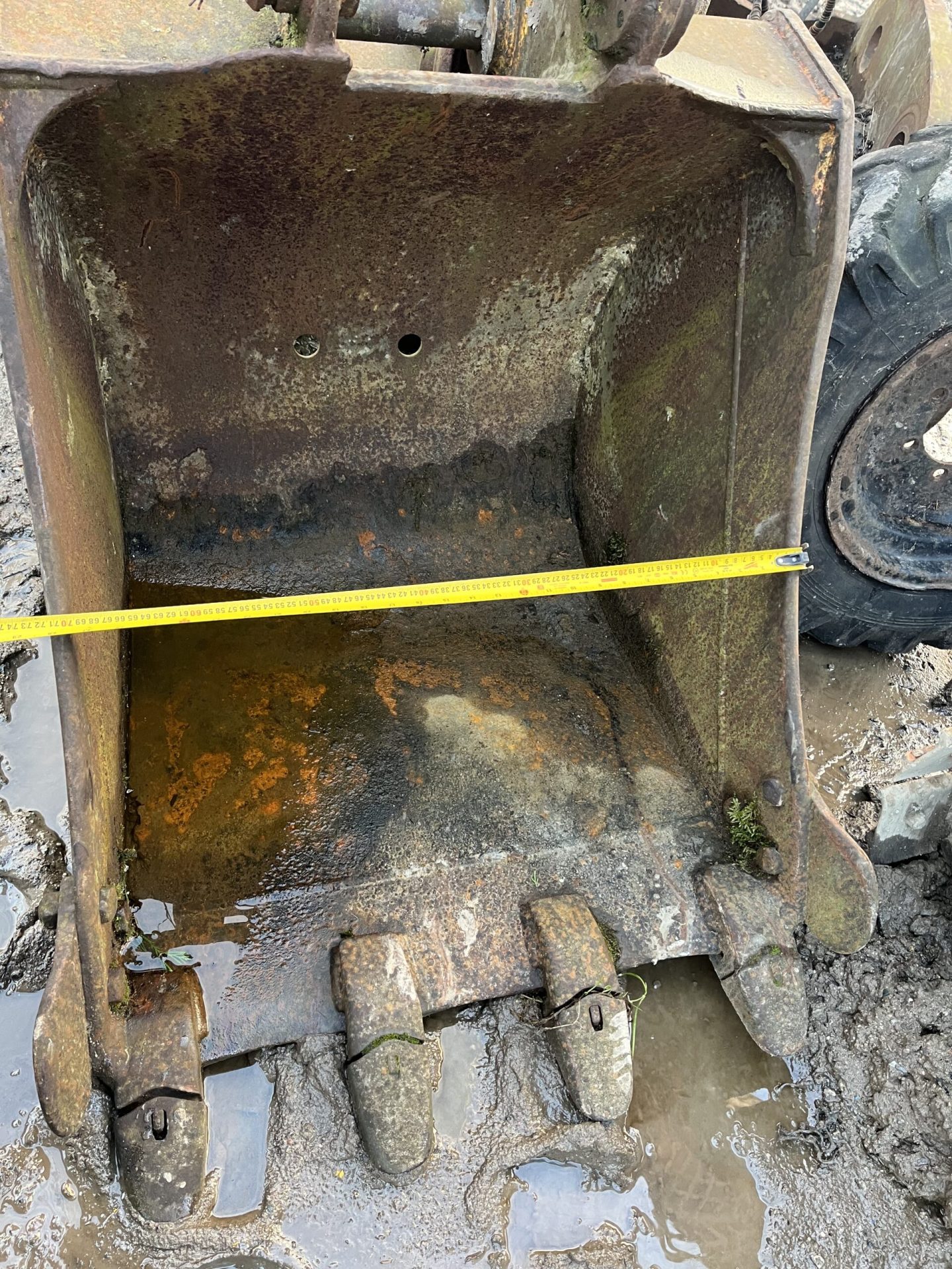 28" DIGGING BUCKET 50MM PINS
