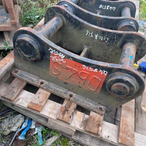 EXCAVATOR DIGGER TOP HAT HITCH ON 70 MM PINS JCB DOOSAN HITACHI CHOICE OF 2