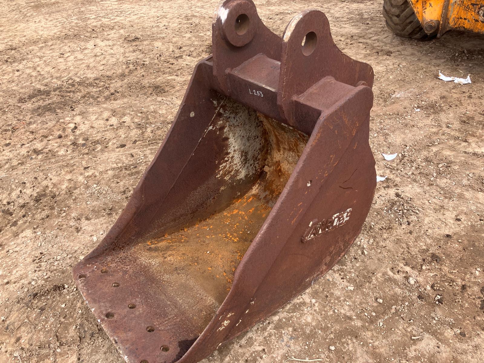 2 FOOT 6" WIDE DIGGING BUCKET ON 80MM PINS EXCAVATOR DIGGER - Image 7