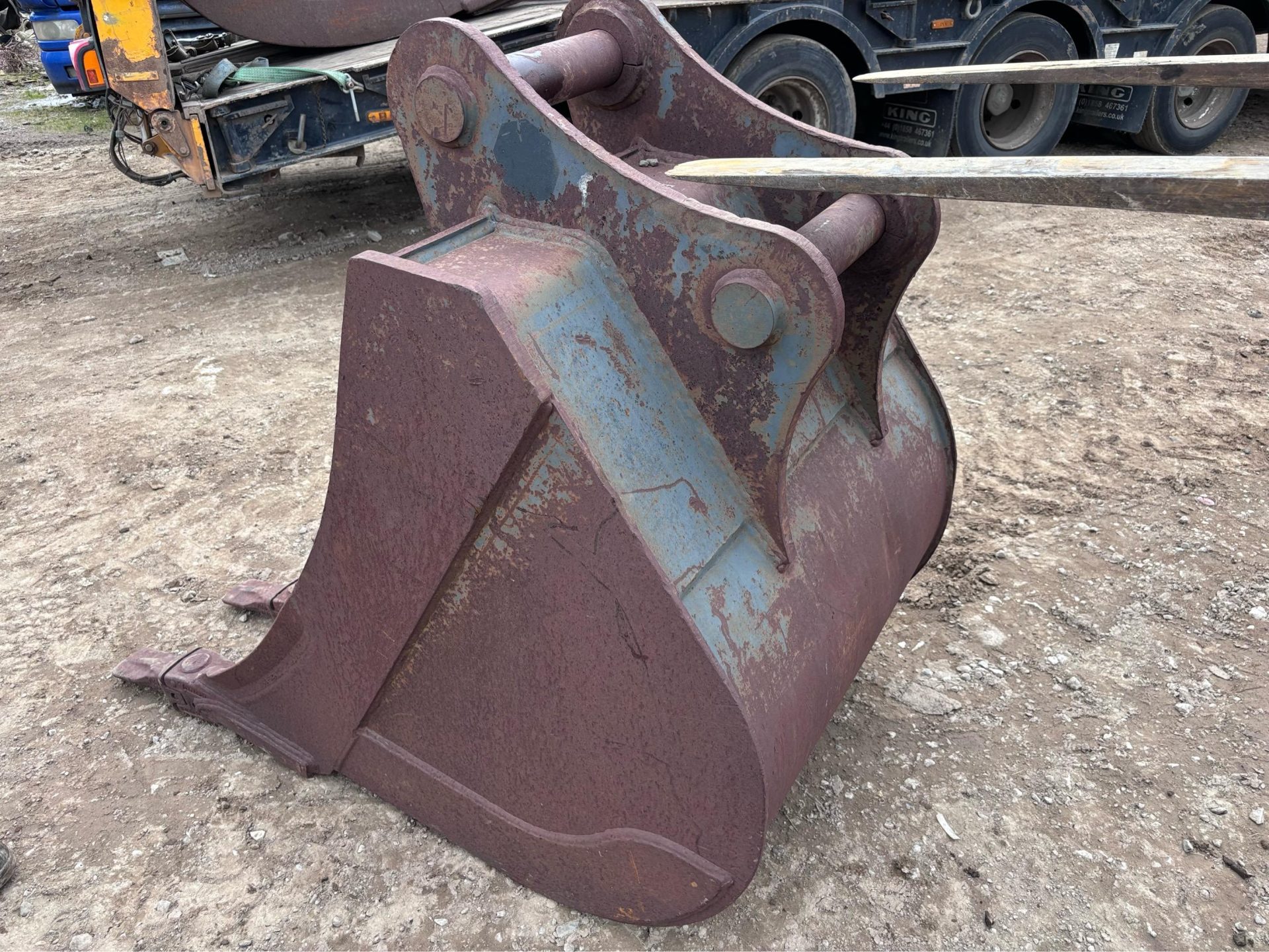 3 FOOT DIGGING BUCKET ON 80MM PINS FOR EXCAVATOR DIGGER - Image 2