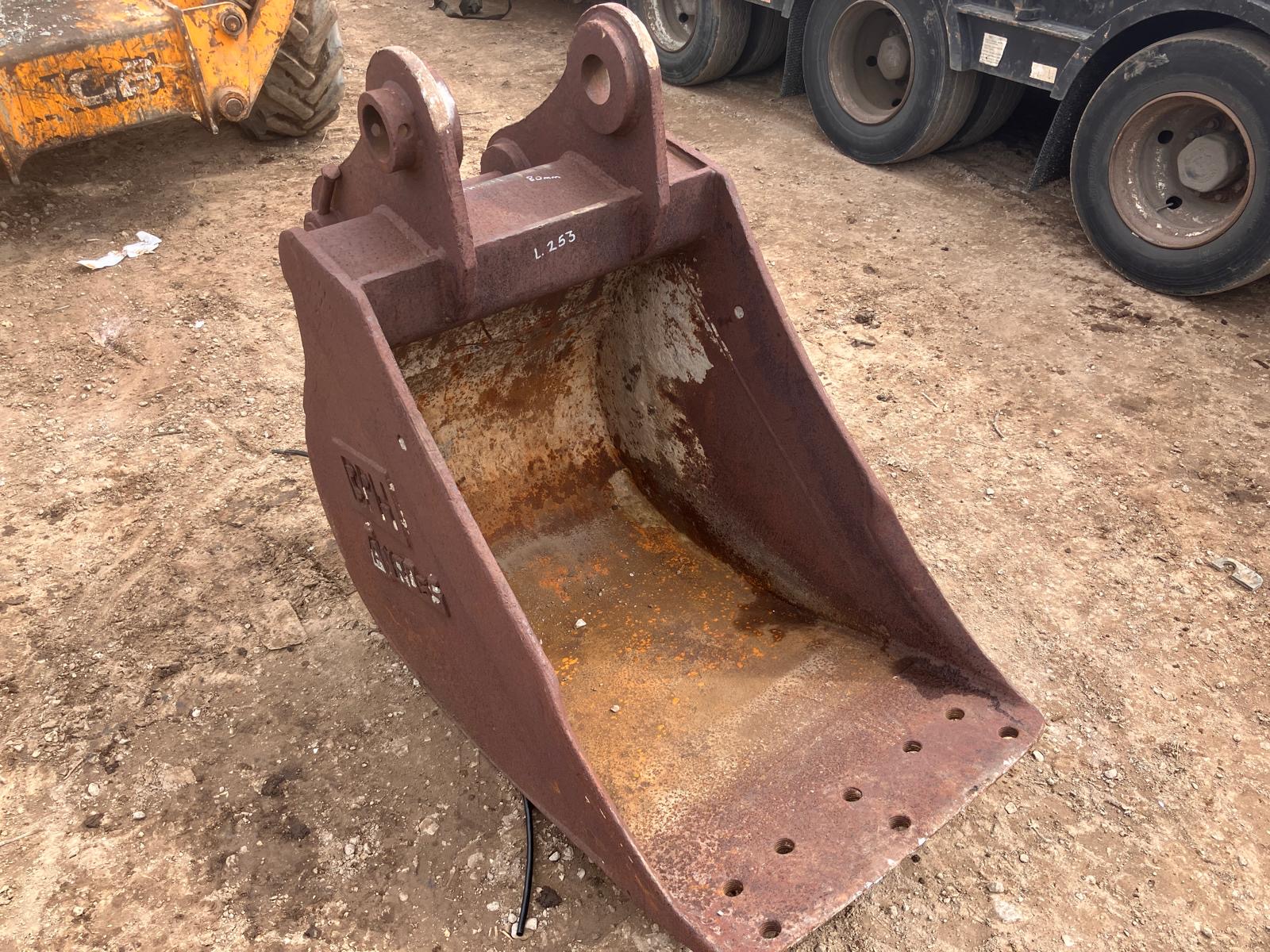 2 FOOT 6" WIDE DIGGING BUCKET ON 80MM PINS EXCAVATOR DIGGER