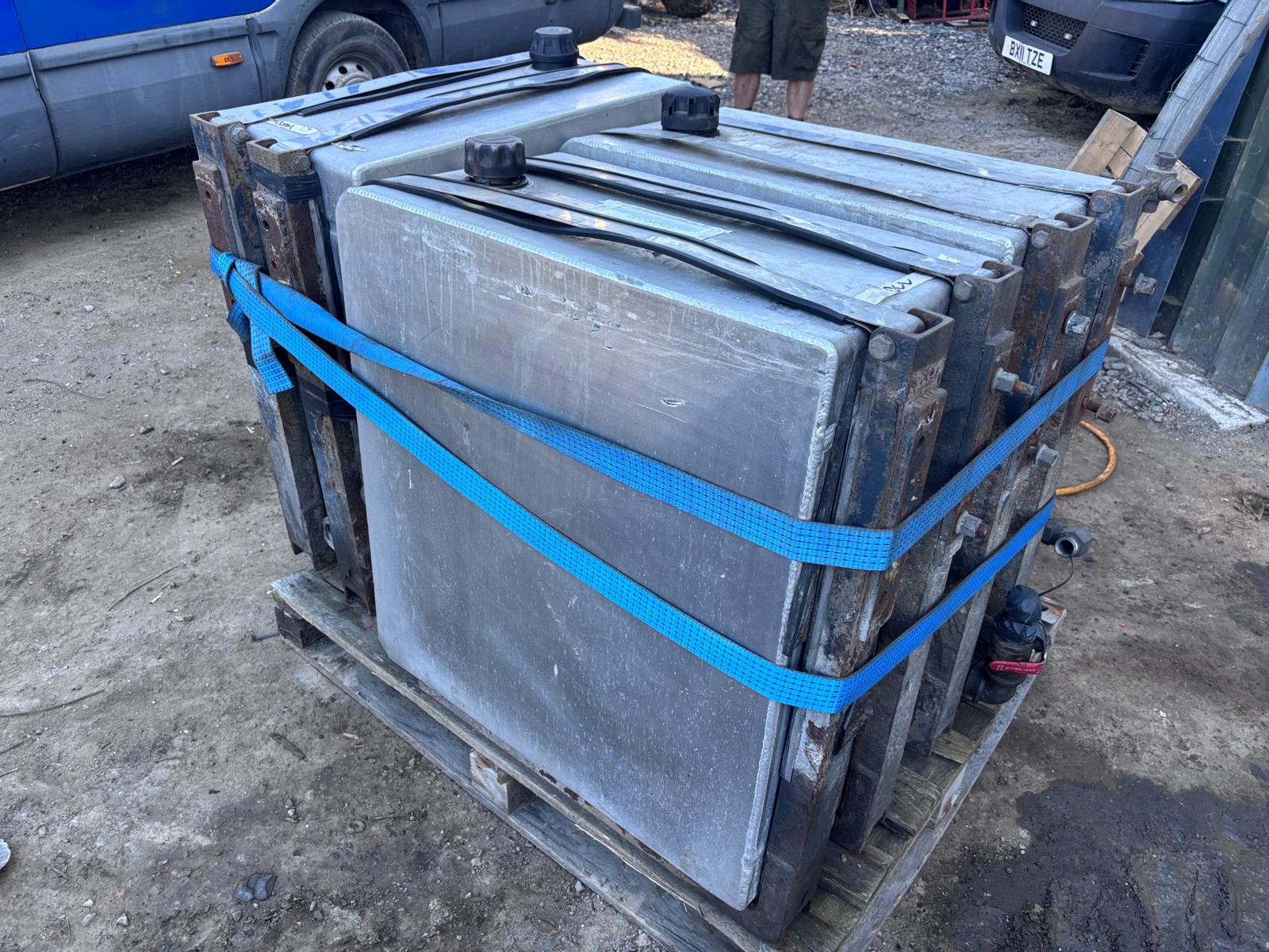 200L CHASSIS MOUNTED HYDRAULIC TANK WITH BRACKET FOR LORRIE TRUCK WAGON - Image 3