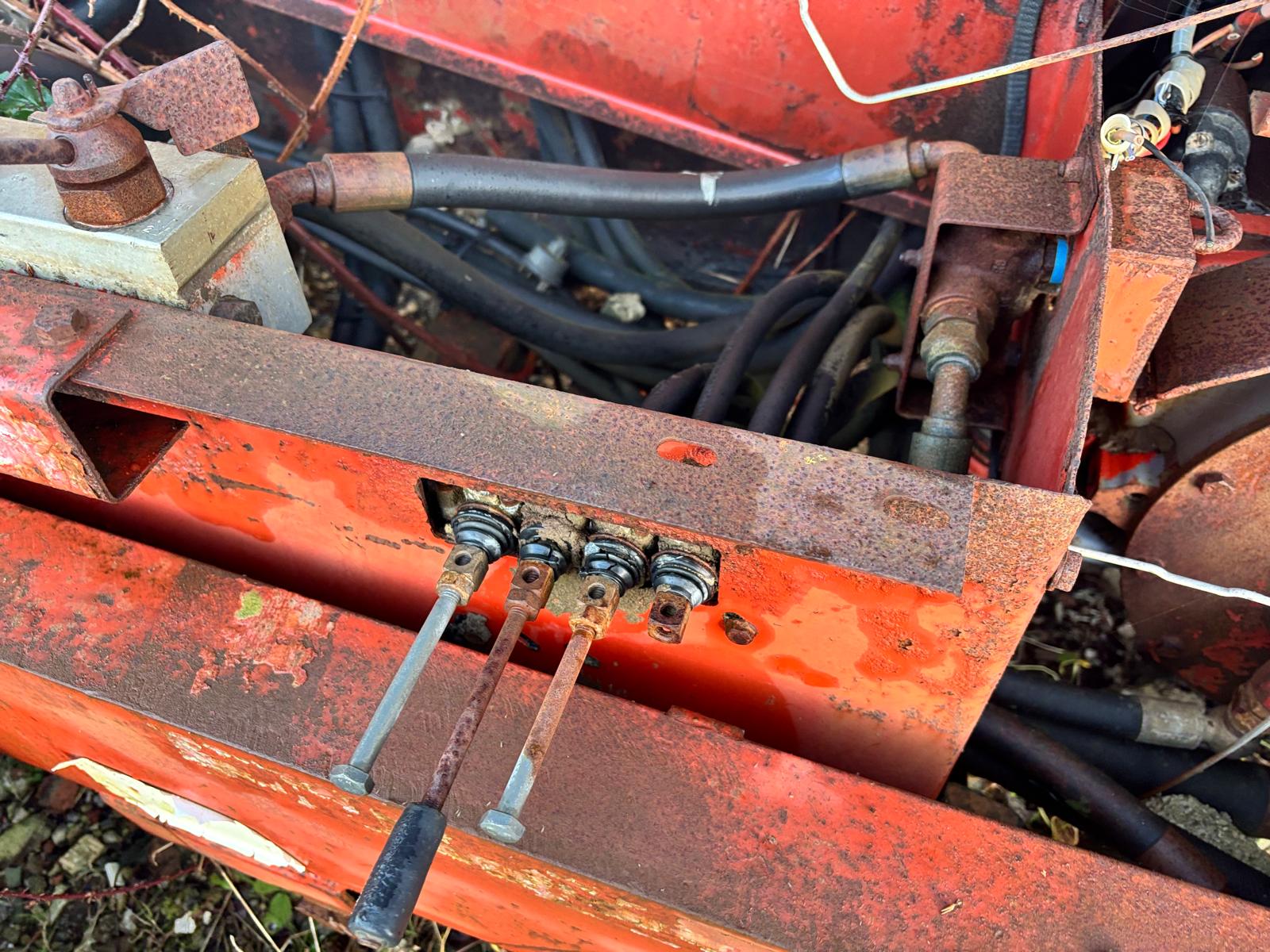 EXTEC 3 WAY SPLIT LIVE HEAD VIBRATING SCREENER SCREEN CRUSHER SPARES OR REPAIRS - Image 2