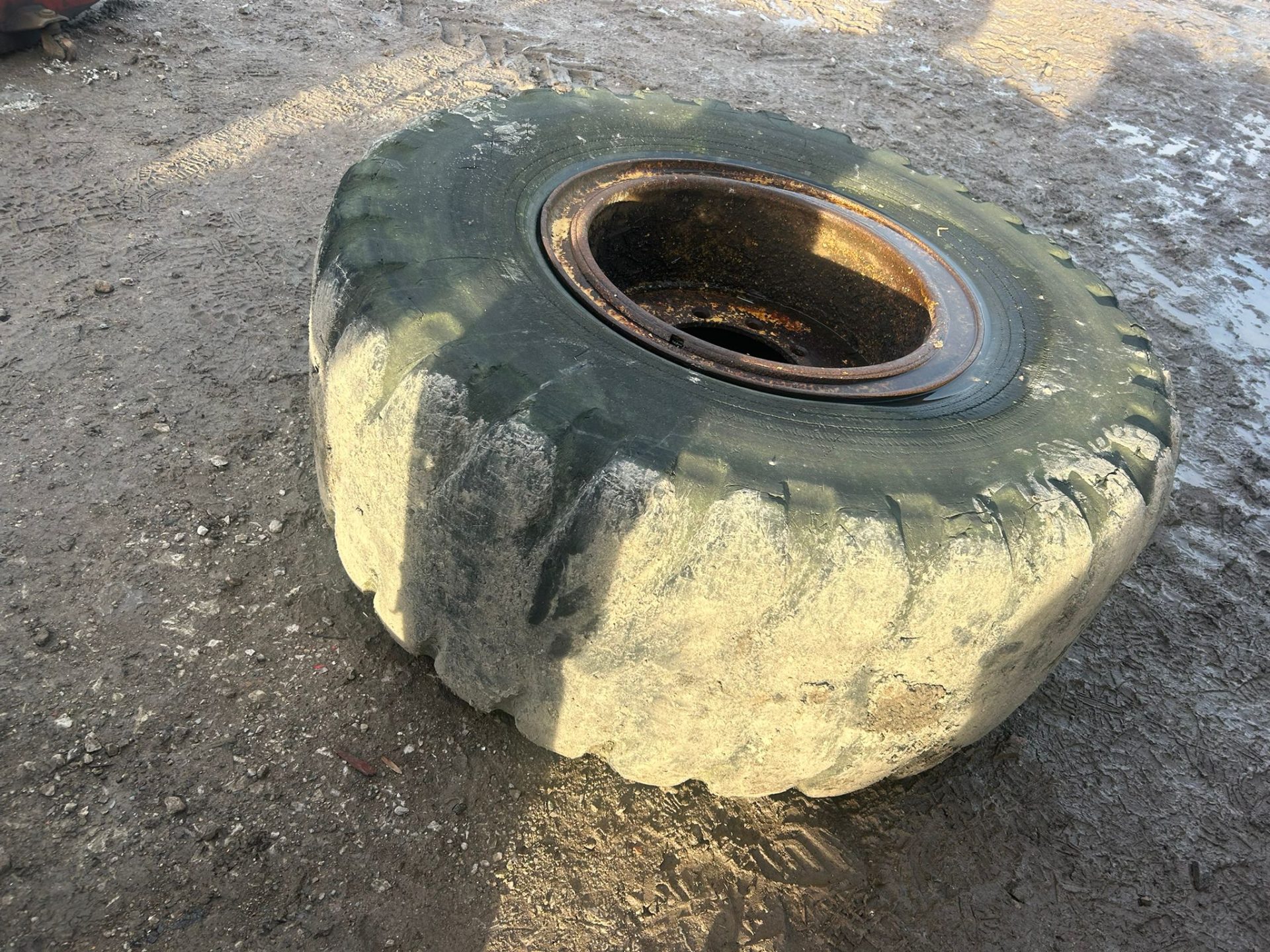 20.5 R25 WHEEL AND TYRE OF A MOXY 5200 SPARES RIM AGRICULTURE MACHINE 10 STUD - Image 4