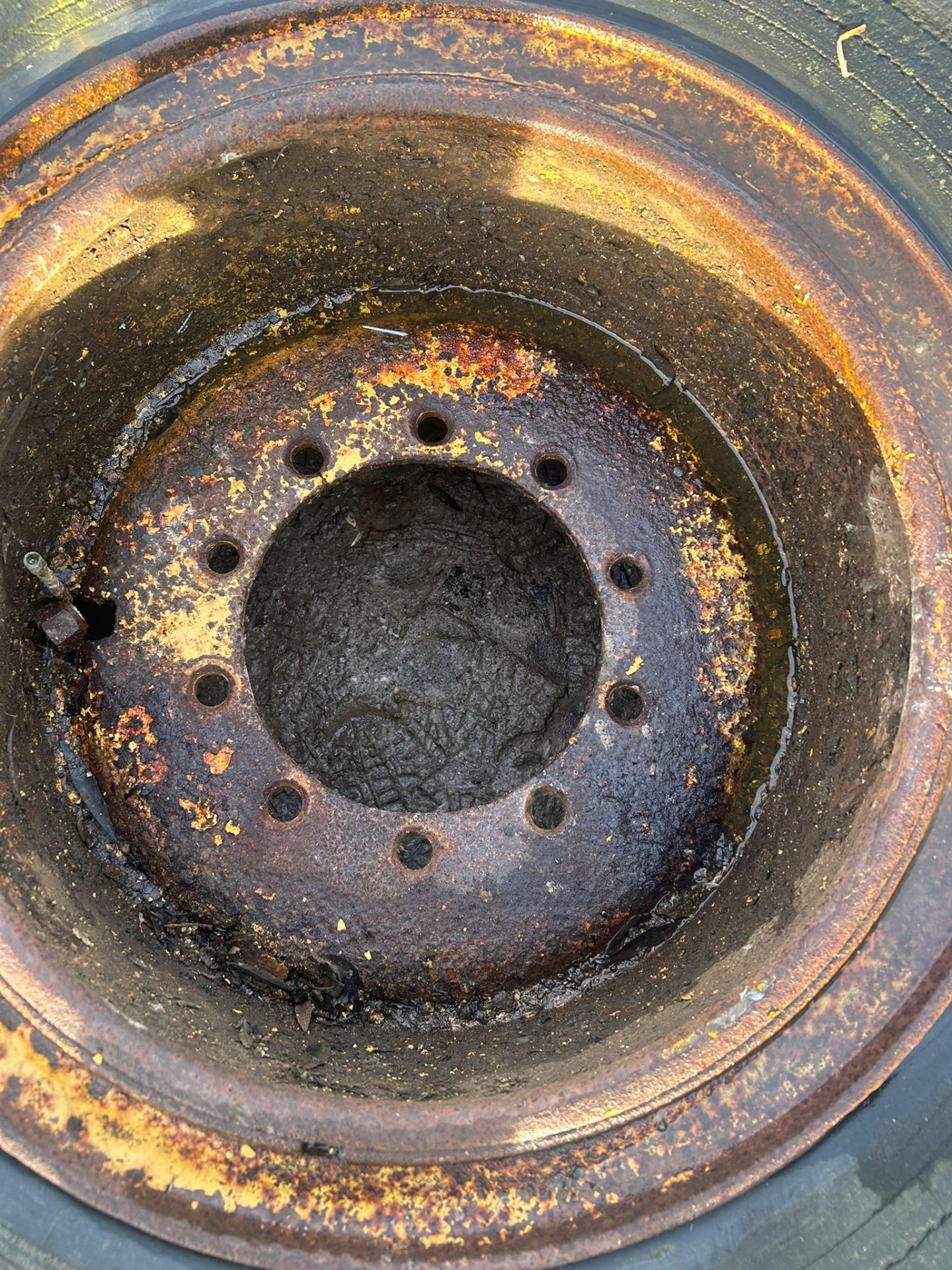 20.5 R25 WHEEL AND TYRE OF A MOXY 5200 SPARES RIM AGRICULTURE MACHINE 10 STUD - Image 5