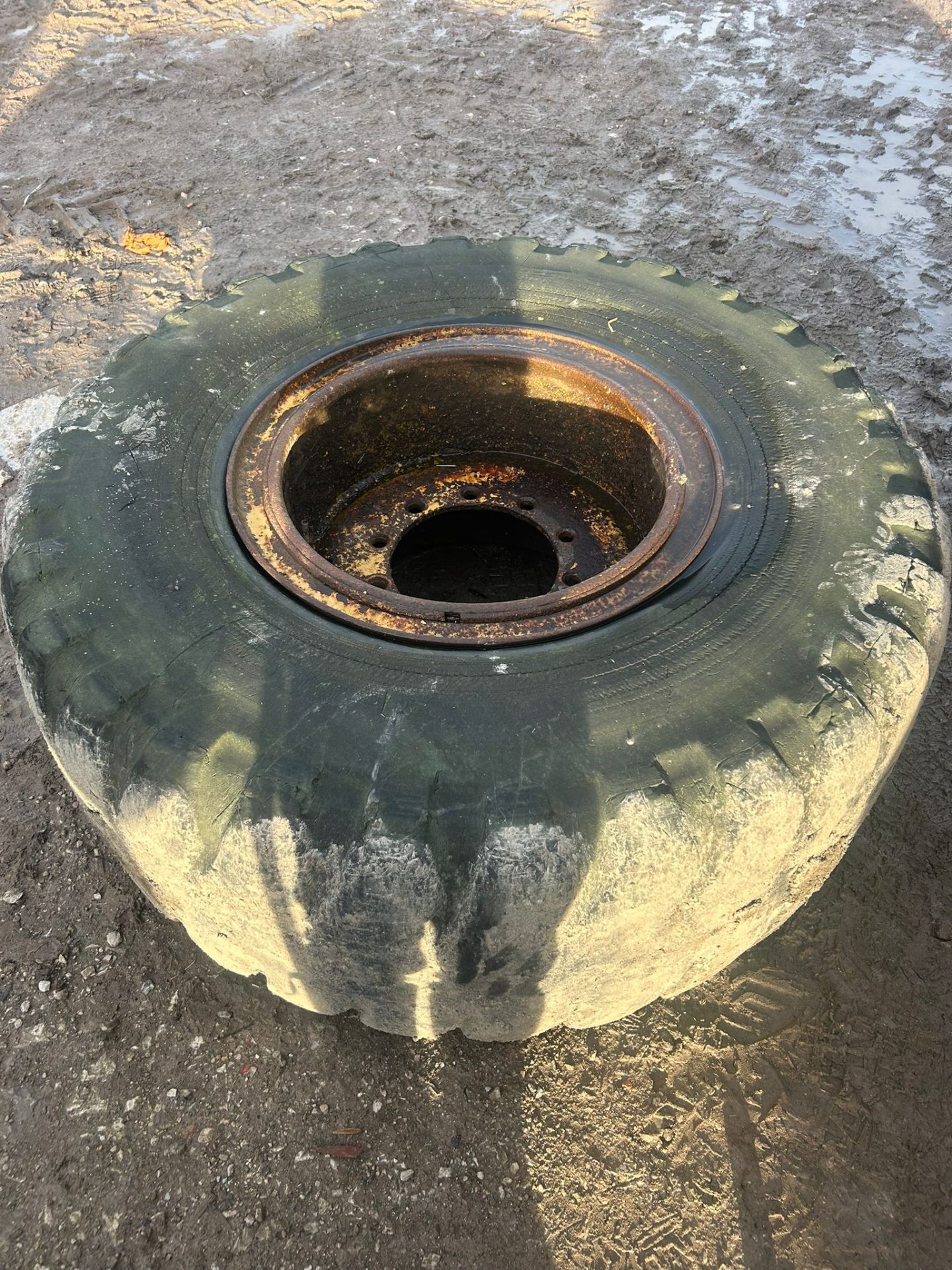 20.5 R25 WHEEL AND TYRE OF A MOXY 5200 SPARES RIM AGRICULTURE MACHINE 10 STUD