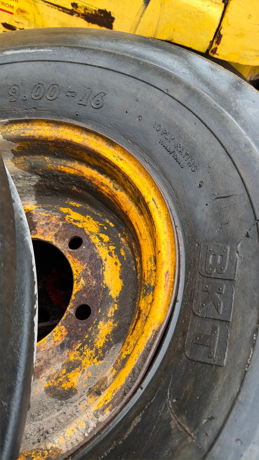 2 X JCB 3C FRONT WHEELS & TYRES 9.00-16 - Image 5