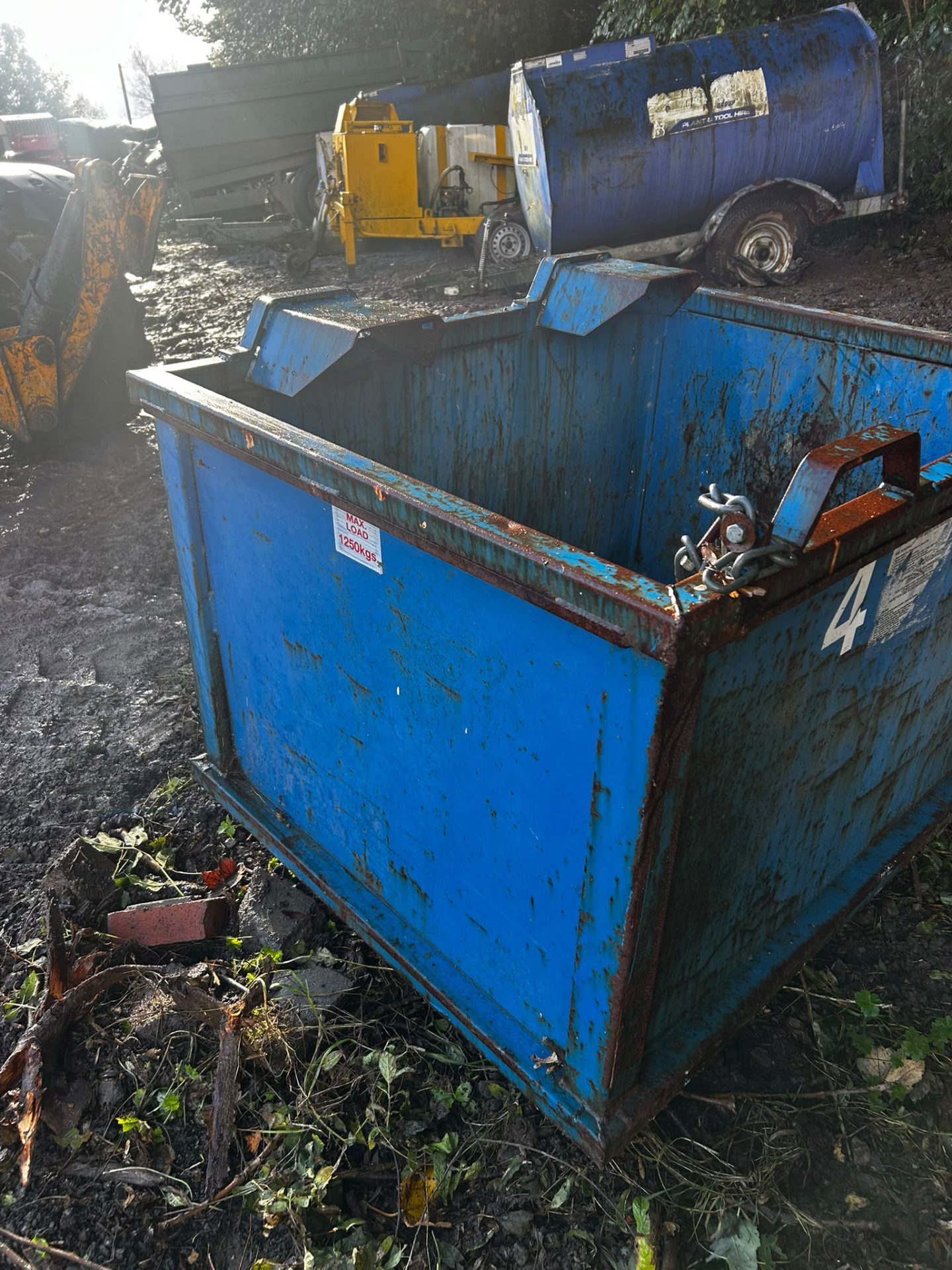 BOTTOM TIPPING SKIP 1250KG CRANE LIFT SITE BUILDERS WASTE BIN - Image 2