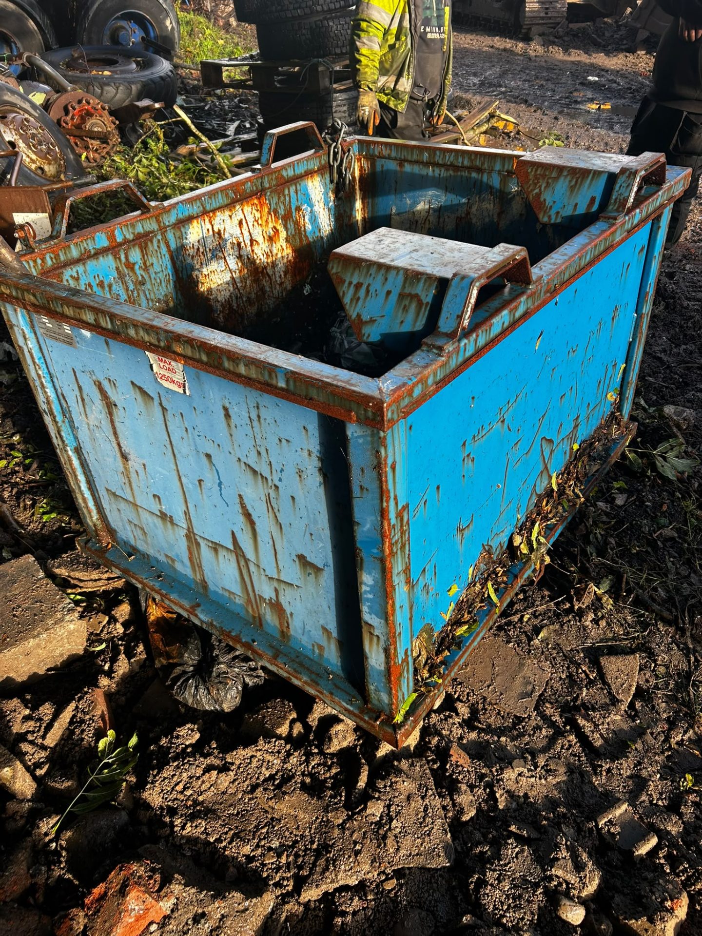 BOTTOM TIPPING SKIP 1250KG CRANE LIFT SITE BUILDERS WASTE BIN - Image 4