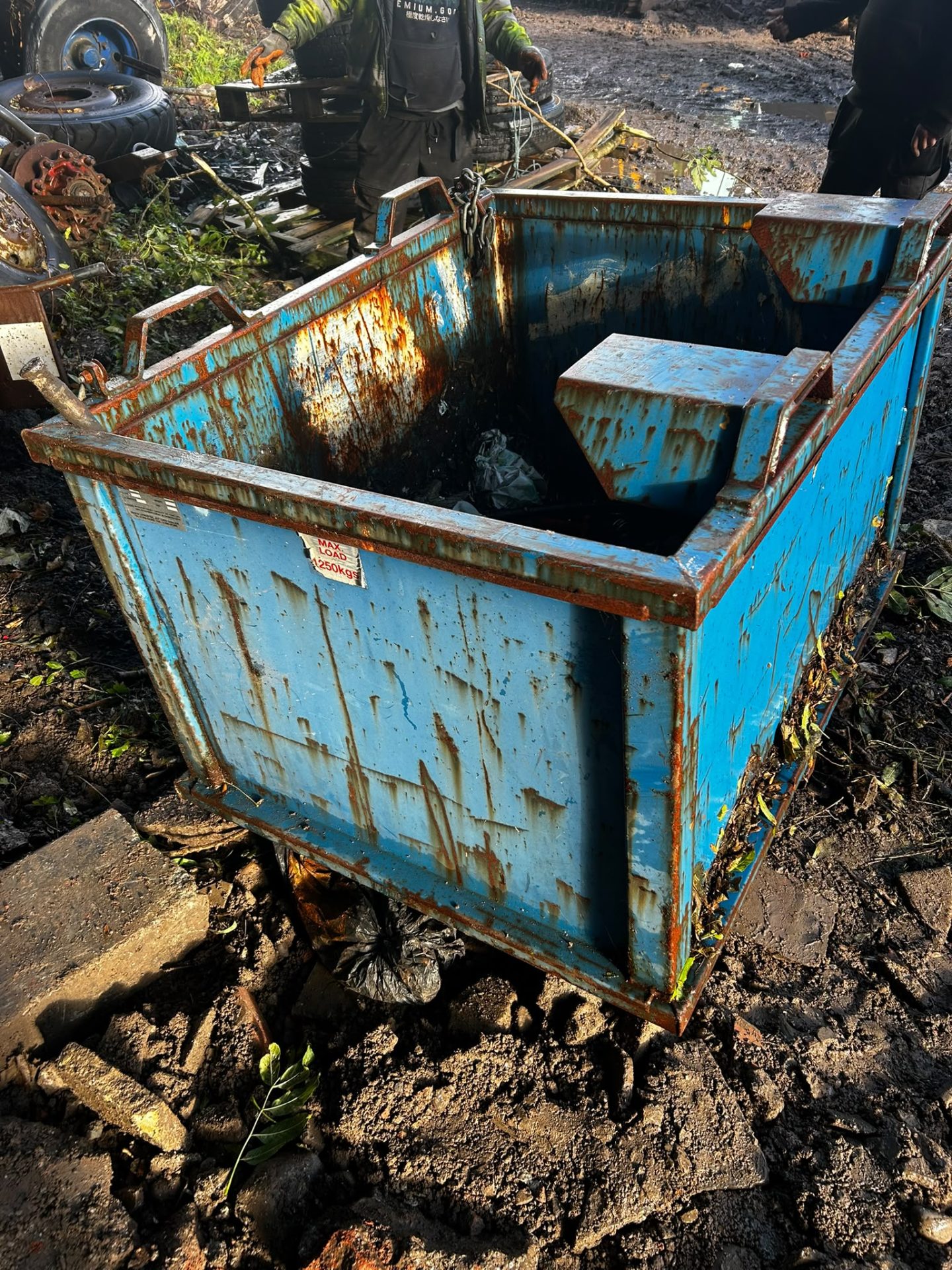 BOTTOM TIPPING SKIP 1250KG CRANE LIFT SITE BUILDERS WASTE BIN